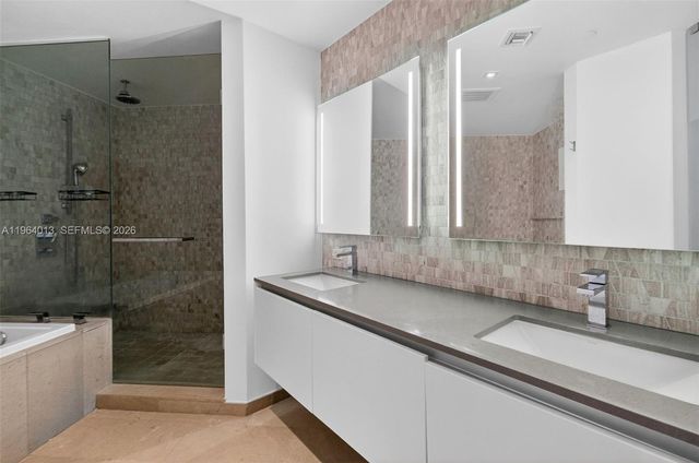 68 SE 6th St 1702, Miami, FL 33131