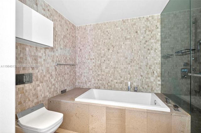 68 SE 6th St 1702, Miami, FL 33131