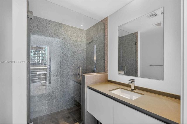 68 SE 6th St 1702, Miami, FL 33131