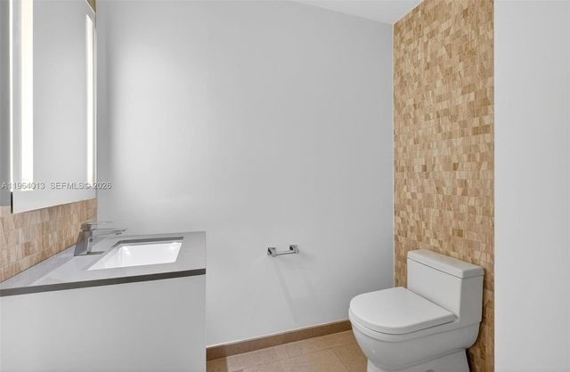 68 SE 6th St 1702, Miami, FL 33131