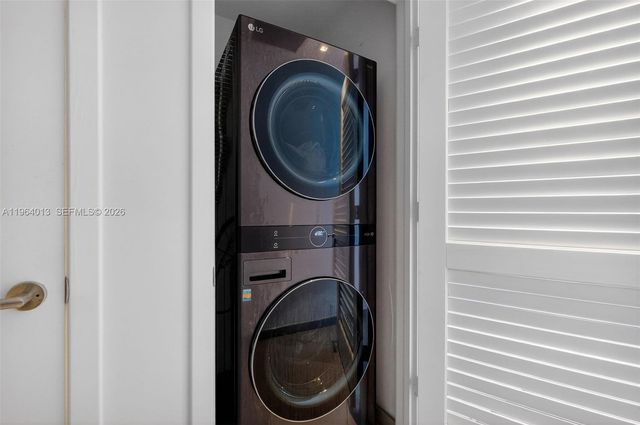 68 SE 6th St 1702, Miami, FL 33131