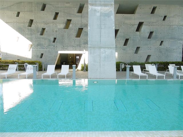 68 SE 6th St 1702, Miami, FL 33131