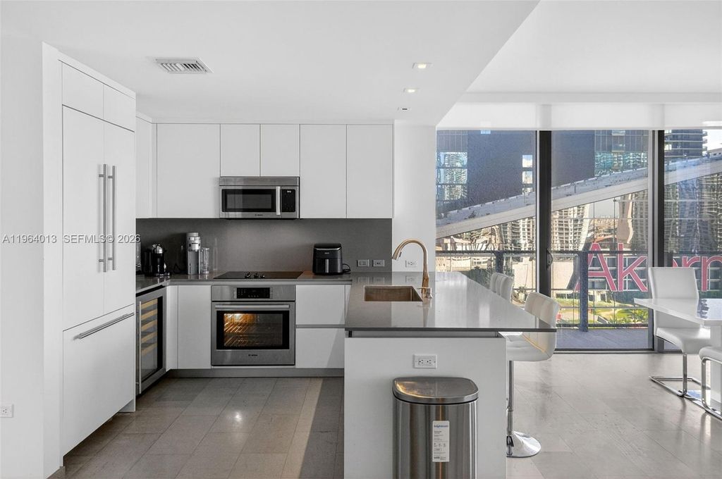 68 SE 6th St 1702, Miami, FL 33131