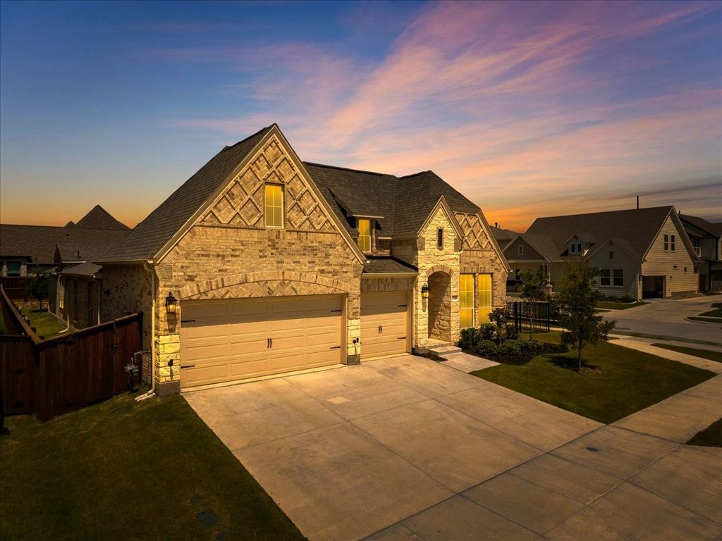2100 Pleasant Run Lane, Fort Worth, TX 76008