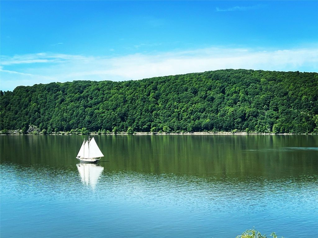 44 Hurlihe 44, Poughkeepsie, NY 12601