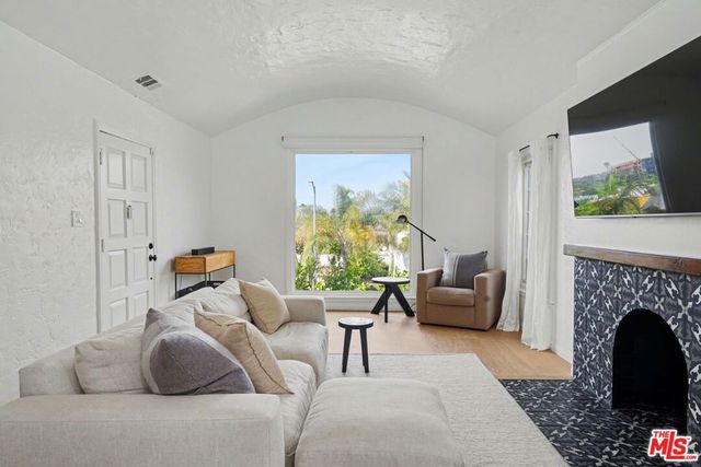 1330 Hauser Boulevard, Los Angeles, CA 90019