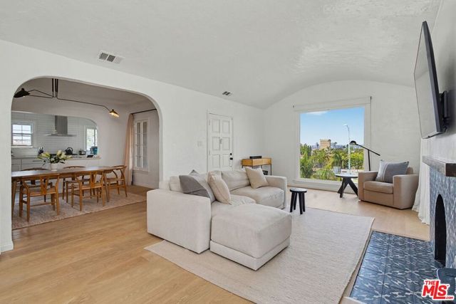 1330 Hauser Boulevard, Los Angeles, CA 90019