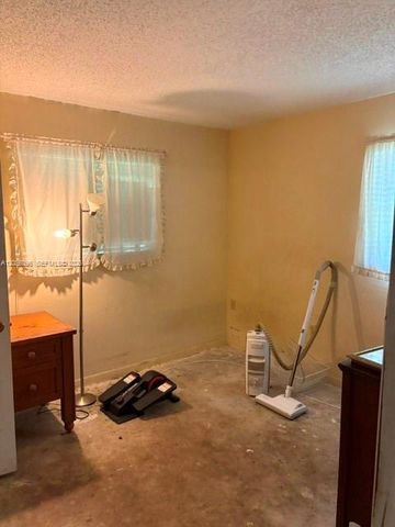 9590 SW 19th St, Miami, FL 33165