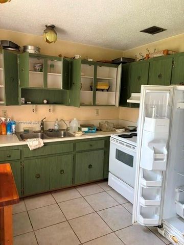 9590 SW 19th St, Miami, FL 33165