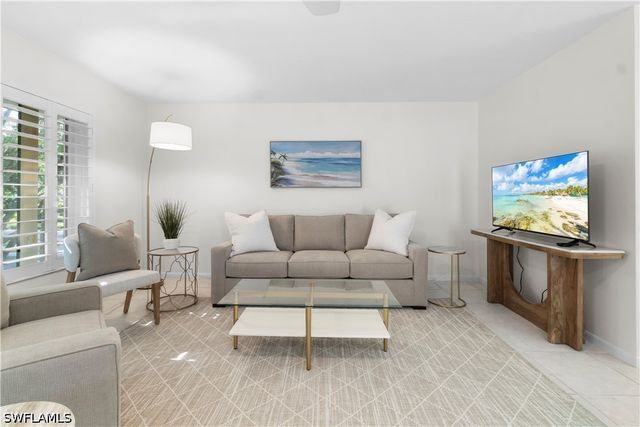 290 4th ST S 202, Naples, FL 34102