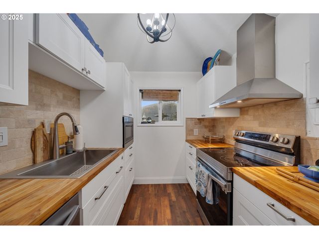 111 S DOLPHIN St, Rockaway Beach, OR 97136