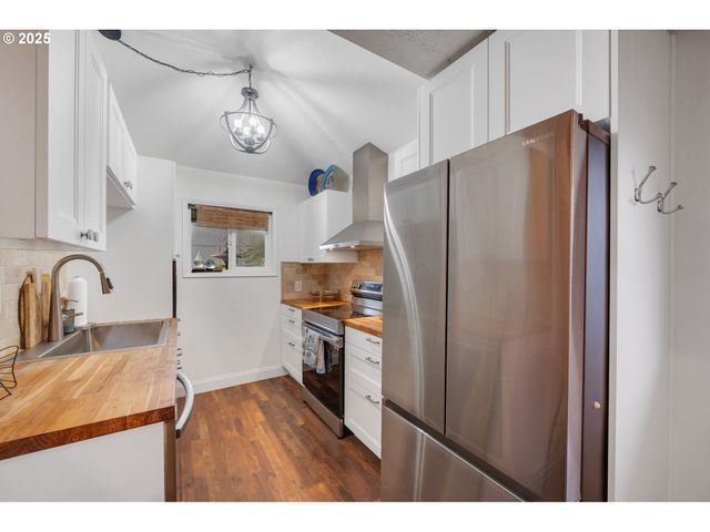 111 S DOLPHIN St, Rockaway Beach, OR 97136