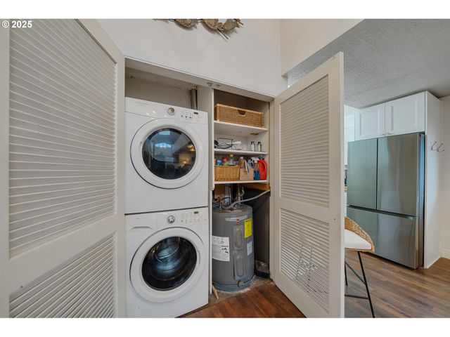 111 S DOLPHIN St, Rockaway Beach, OR 97136