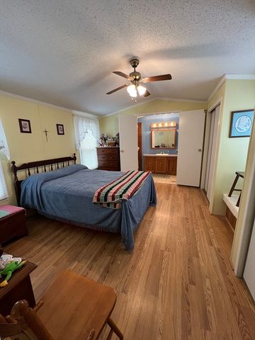 56 Park Ave, Sturbridge, MA 01566