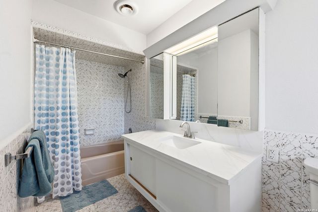 7881 N Verde Dr, San Antonio, TX 78240