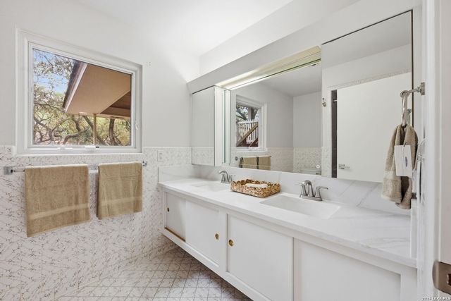 7881 N Verde Dr, San Antonio, TX 78240