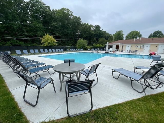 25 Village Rock Ln 12, Natick, MA 01760