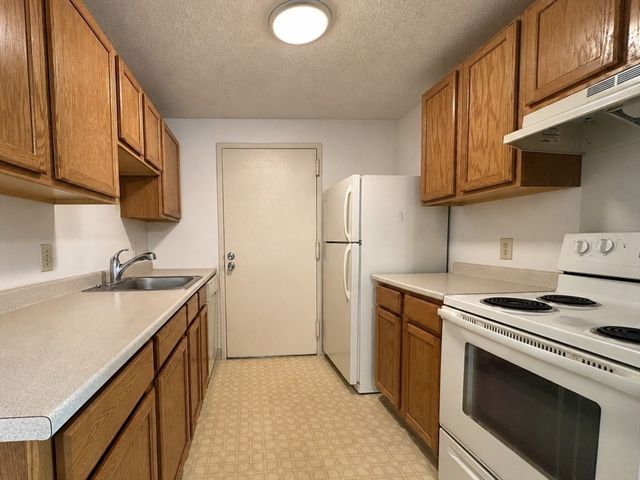 25 Village Rock Ln 12, Natick, MA 01760