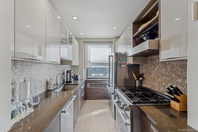 8451 Beverly Road 6R, Kew Gardens, NY 11415