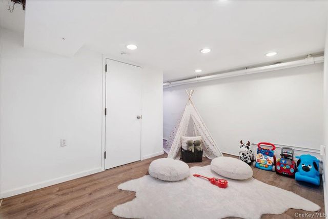 12 Stoneleigh Close, Scarsdale, NY 10583