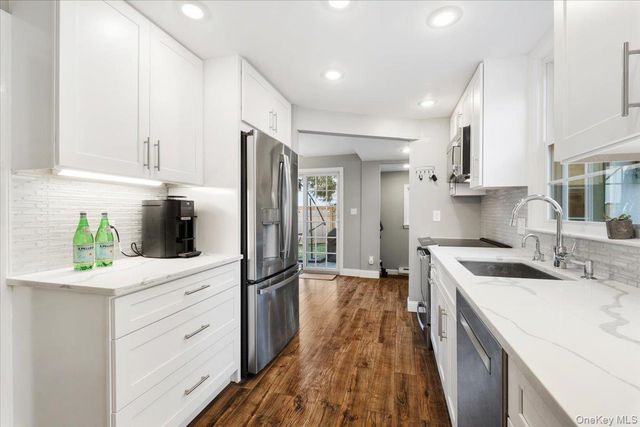 12 Stoneleigh Close, Scarsdale, NY 10583