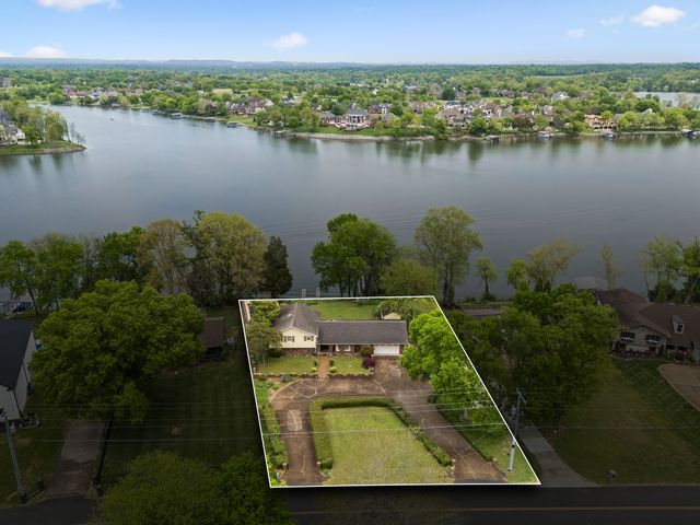 1451 Dickerson Bay Dr, Gallatin, TN 37066