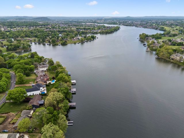 1451 Dickerson Bay Dr, Gallatin, TN 37066