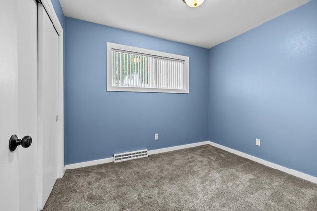 1130 5th St NE, Minot, ND 58703
