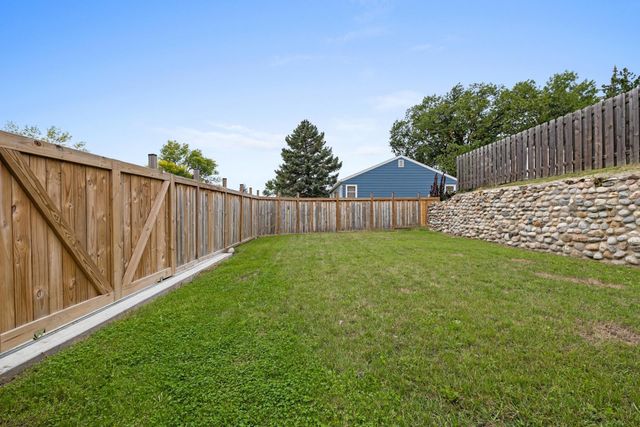 1130 5th St NE, Minot, ND 58703