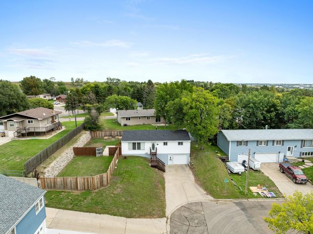 1130 5th St NE, Minot, ND 58703