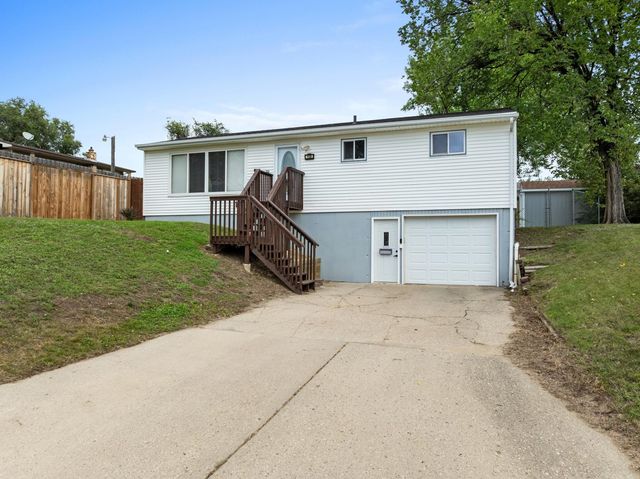 1130 5th St NE, Minot, ND 58703