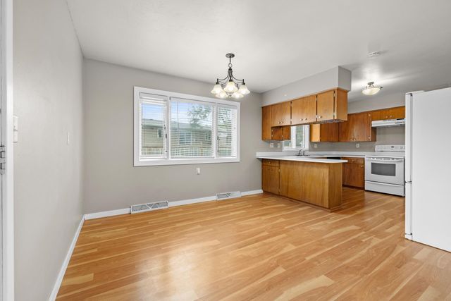 1130 5th St NE, Minot, ND 58703