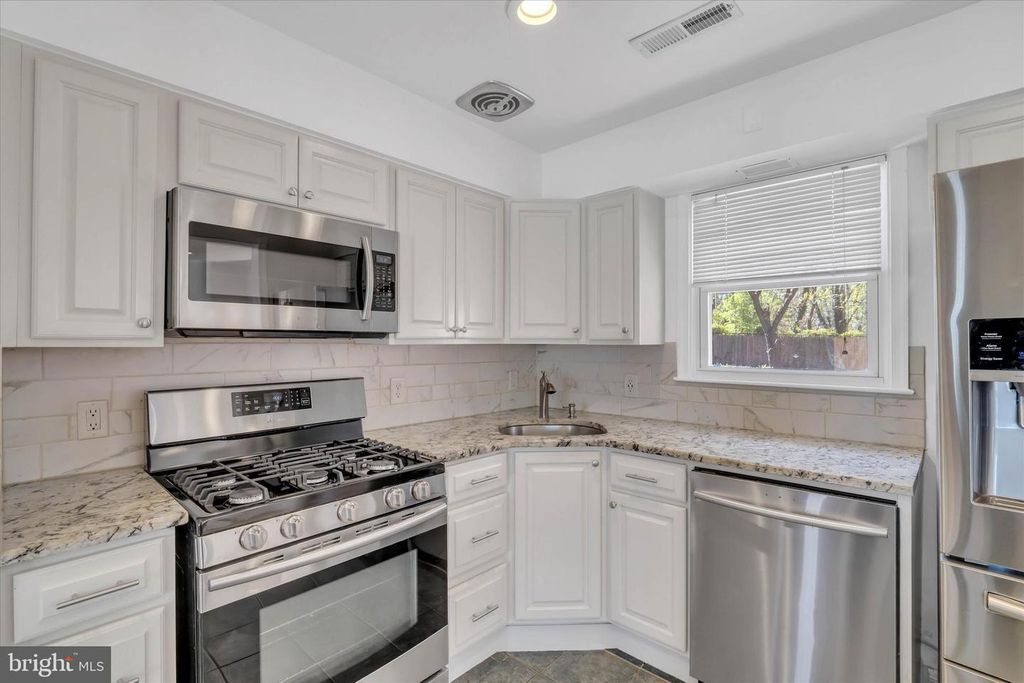 Image 10 of property listing at 319 SCHOOL LN, Linthicum Heights, MD 21090