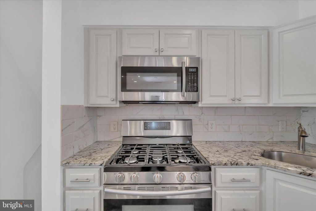 Image 11 of property listing at 319 SCHOOL LN, Linthicum Heights, MD 21090