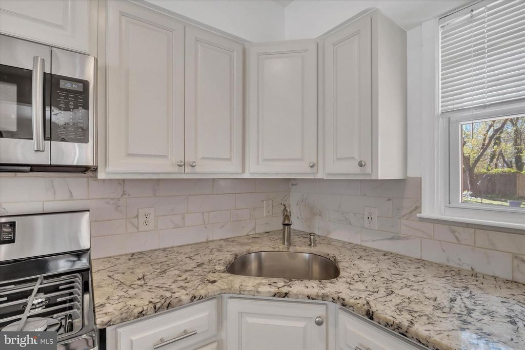 Image 12 of property listing at 319 SCHOOL LN, Linthicum Heights, MD 21090