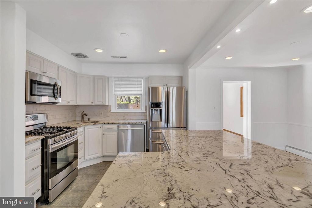 Image 13 of property listing at 319 SCHOOL LN, Linthicum Heights, MD 21090