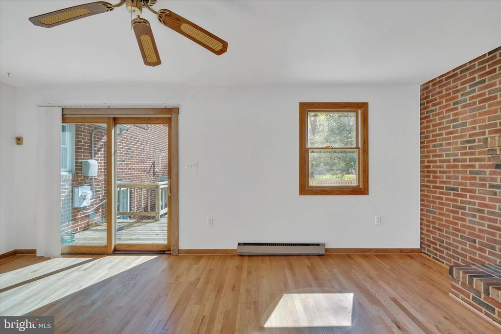 Image 19 of property listing at 319 SCHOOL LN, Linthicum Heights, MD 21090