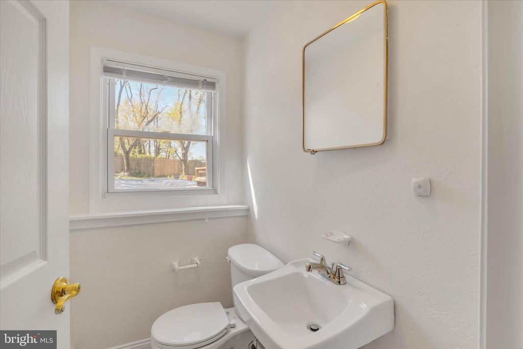 Image 22 of property listing at 319 SCHOOL LN, Linthicum Heights, MD 21090