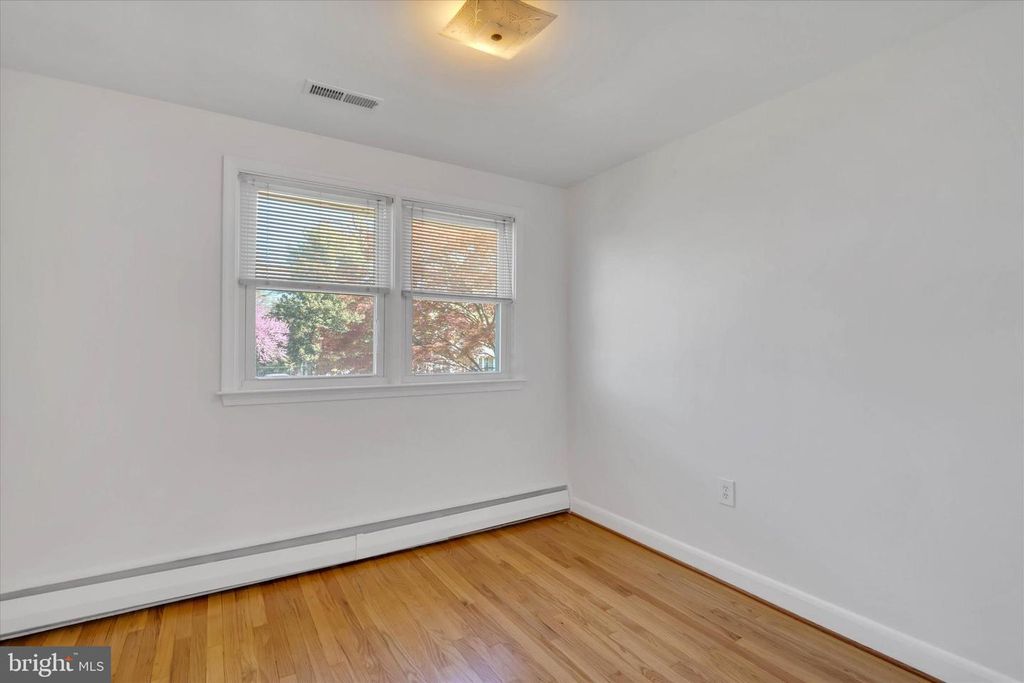 Image 24 of property listing at 319 SCHOOL LN, Linthicum Heights, MD 21090