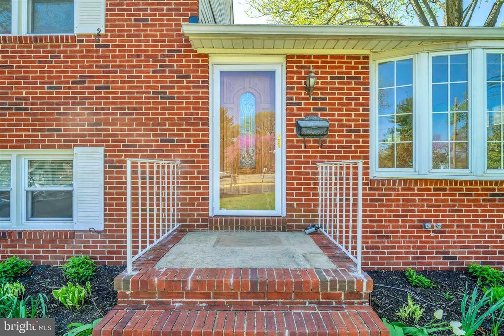 Image 3 of property listing at 319 SCHOOL LN, Linthicum Heights, MD 21090