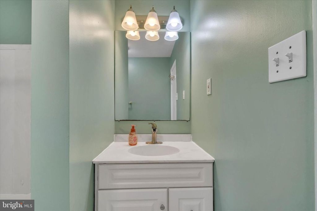 Image 30 of property listing at 319 SCHOOL LN, Linthicum Heights, MD 21090