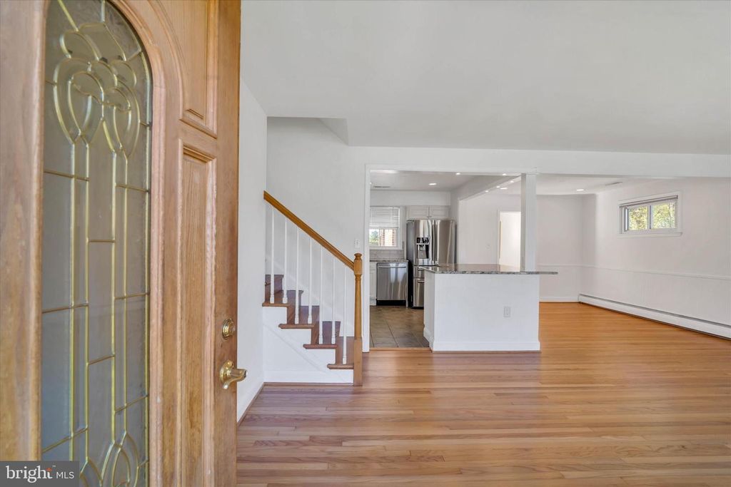 Image 4 of property listing at 319 SCHOOL LN, Linthicum Heights, MD 21090