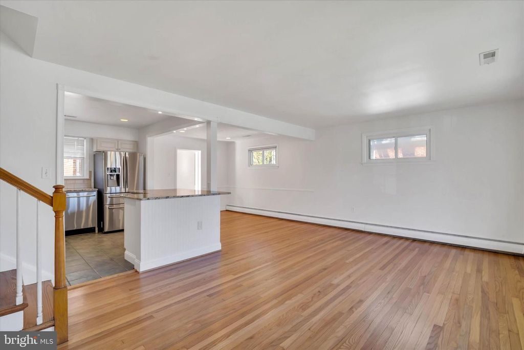 Image 5 of property listing at 319 SCHOOL LN, Linthicum Heights, MD 21090