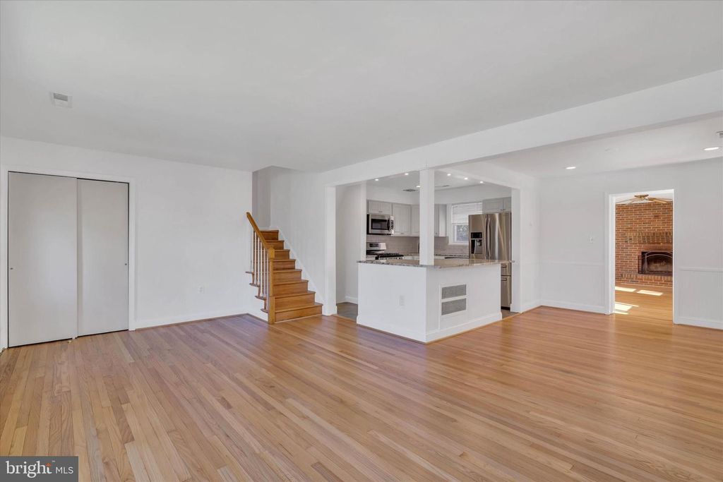 Image 6 of property listing at 319 SCHOOL LN, Linthicum Heights, MD 21090