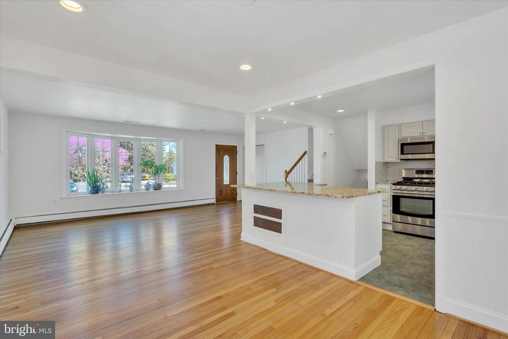 Image 7 of property listing at 319 SCHOOL LN, Linthicum Heights, MD 21090