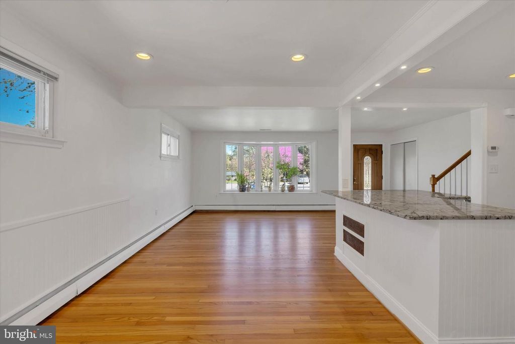 Image 8 of property listing at 319 SCHOOL LN, Linthicum Heights, MD 21090