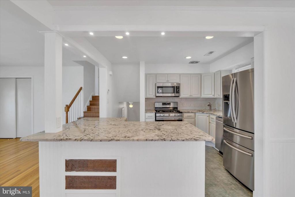 Image 9 of property listing at 319 SCHOOL LN, Linthicum Heights, MD 21090