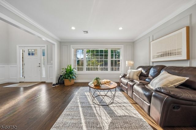 9 Burnet Hill Rd, Livingston Twp., NJ 07039