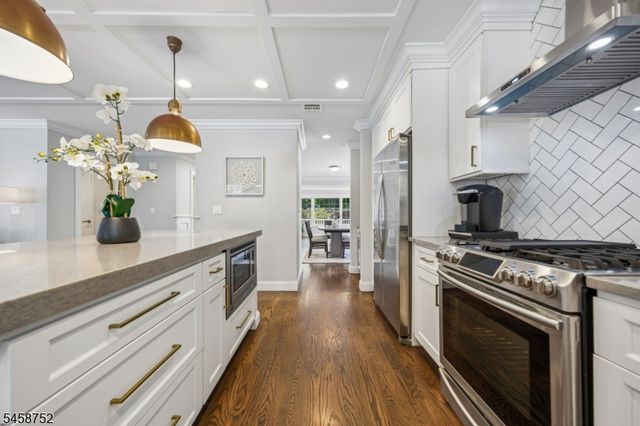 9 Burnet Hill Rd, Livingston Twp., NJ 07039