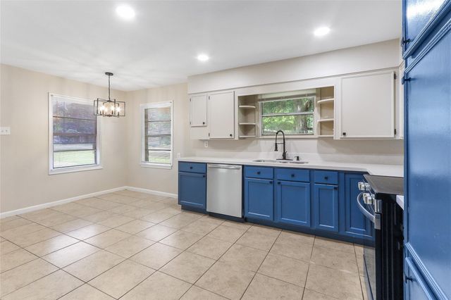 102 S 5th Street, Alvin, TX 77511